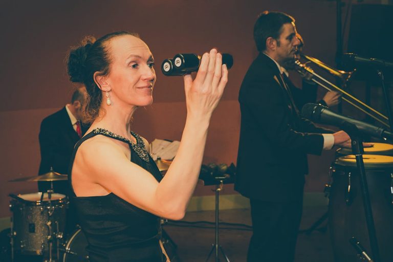 Silke Balsukat singt mit JAZZACUDA auf der Bühne
